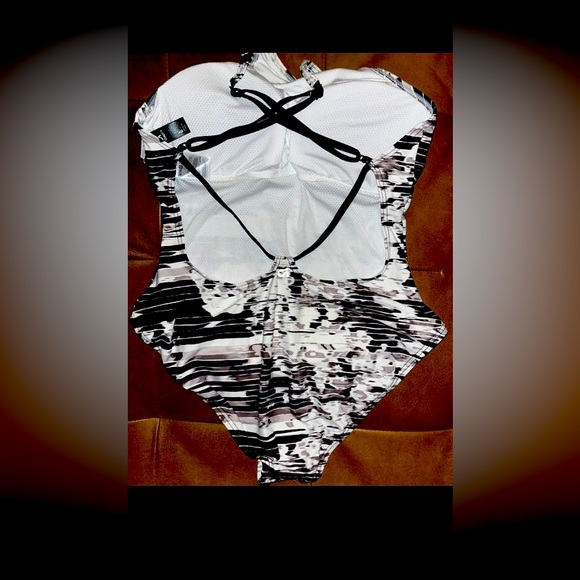 Gap (Gapfit) black & white print high neck swimsuit - Picture 2 of 5